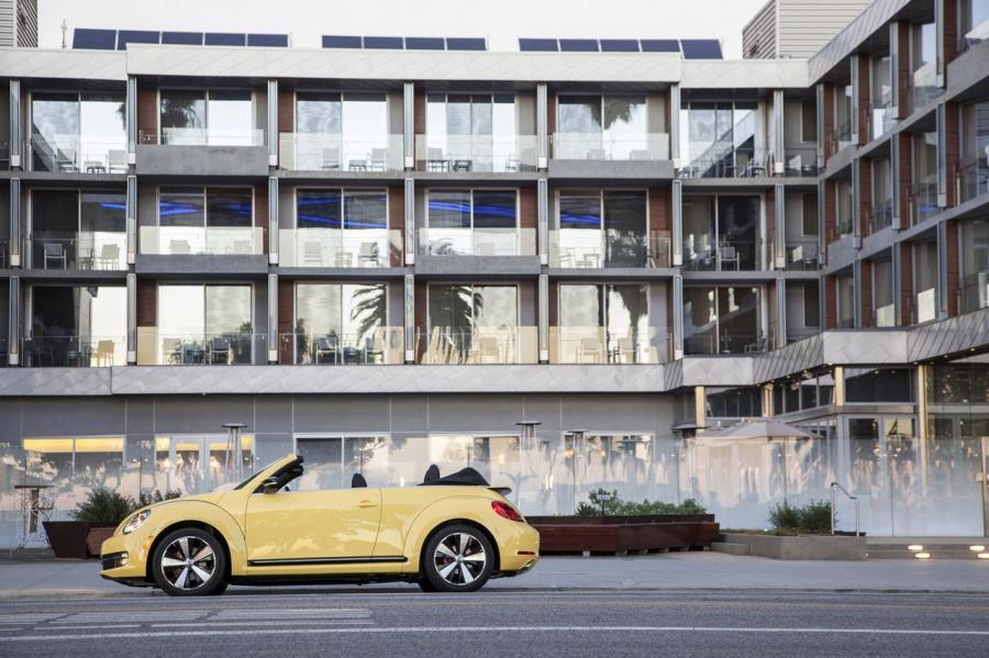  Volkswagen Beetle Cabriolet 2012 года  (фото 24 из 107)